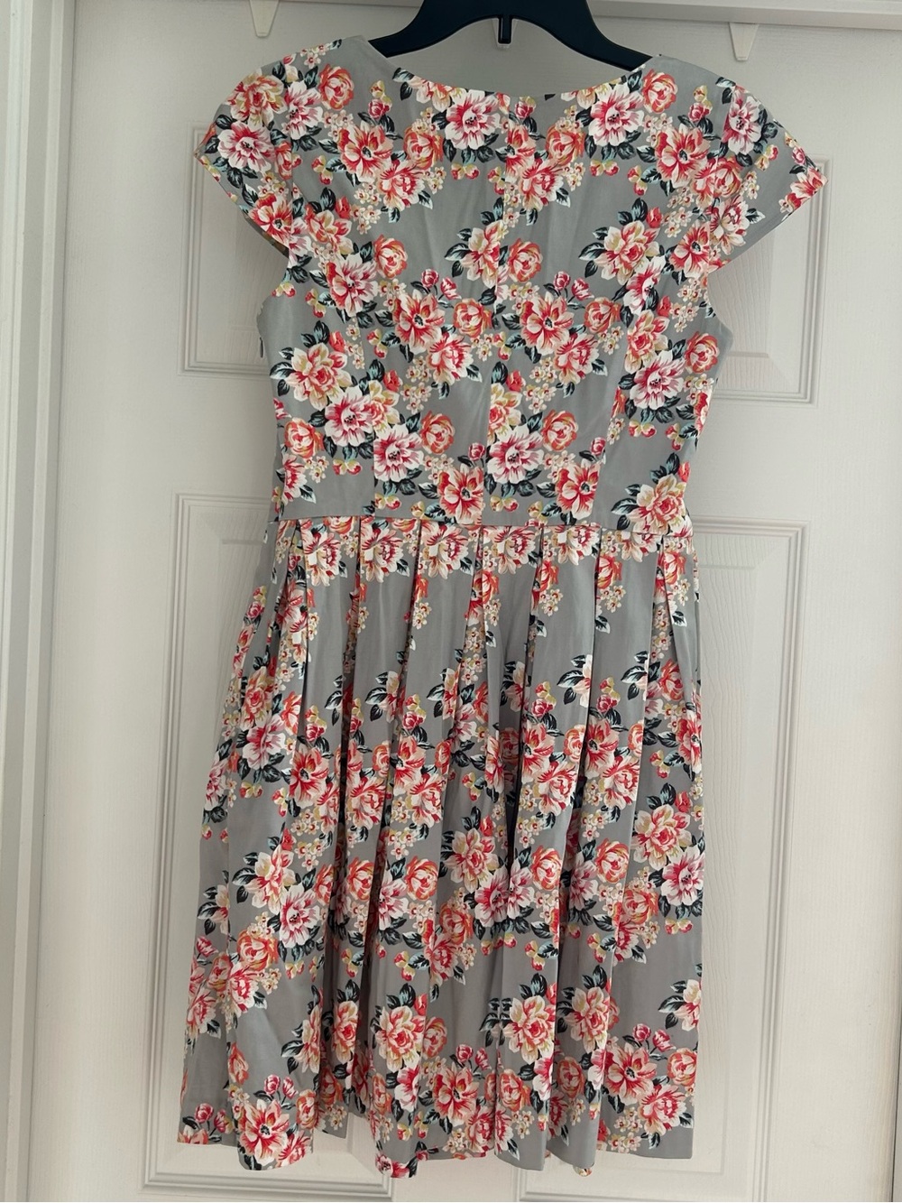 LC Lauren Conrad Summer Grey Cutout Pleated Floral Cap Sleeve Dress Size 6 - Picture 8 of 8